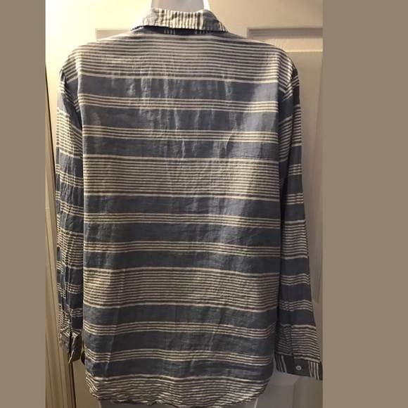 LILI'S CLOSET Muted Striped Chambray Blouse Shirt Button Sown Top Blue White - Picture 4 of 6